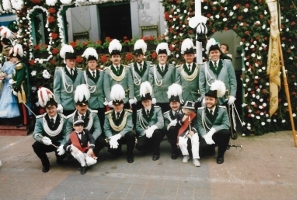 2. Gruppenbild 1988 in Jägeruniform 494x640
